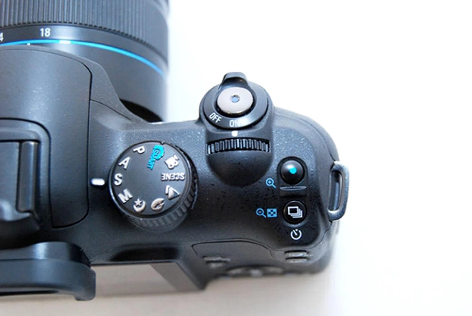 The selection wheel that's just under the power button on the NX10 could have been better positioned instead. Otherwise, most other controls and usability is fine.