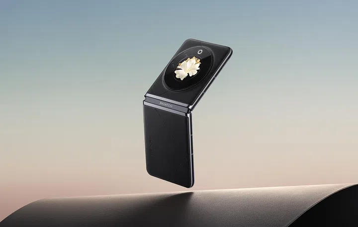 The Planet cover screen (top half) on the Tecno Phantom V Flip 5G.