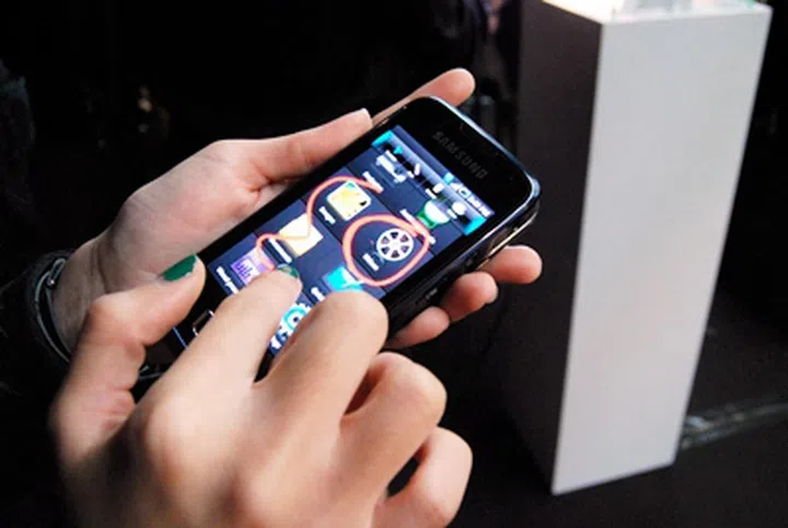 A dedicated physical button on the right of the phone brings up a Quick Pad app that allows users to write, type or bring up a pointer to reinforce their presentations.