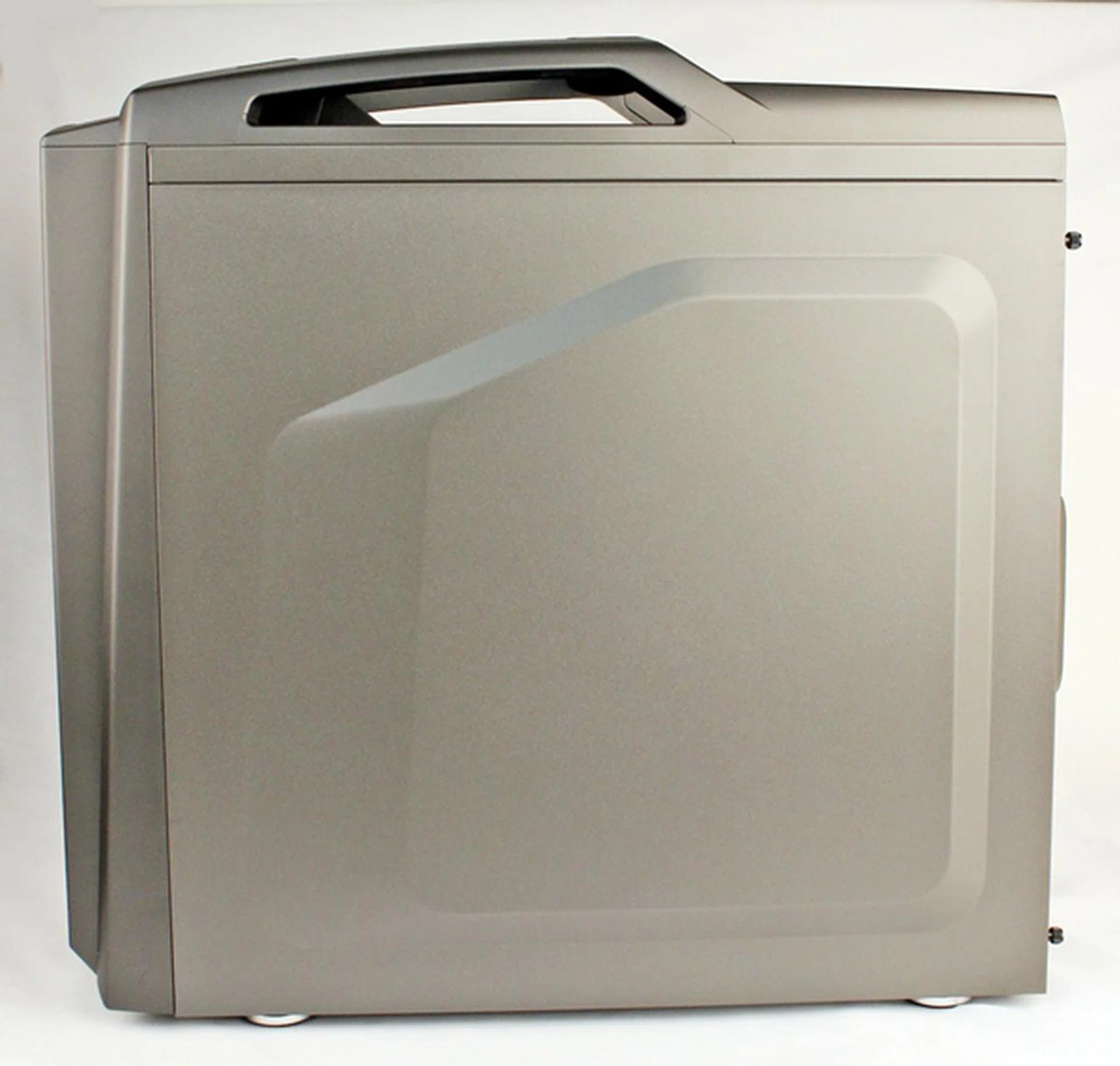 The opposite side of the CM Storm Scout 2 is kept plain.