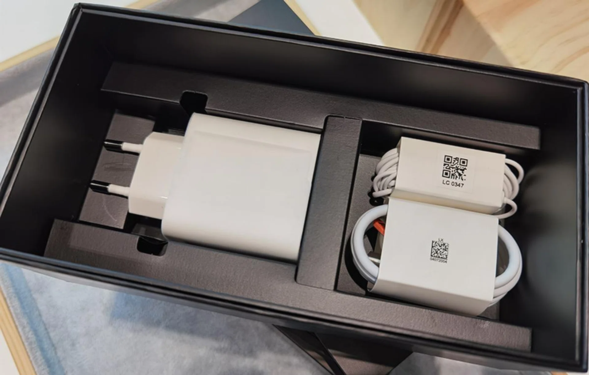 Accessories provided in the box. Do these look familiar to you, Apple?