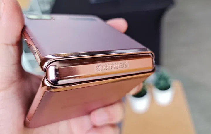 Samsung Galaxy Z Flip 5G (2020).