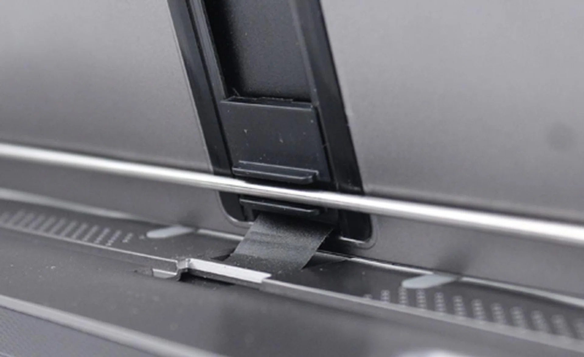 The stabilizing rail in the middle ensures that the screen slides out evenly. 