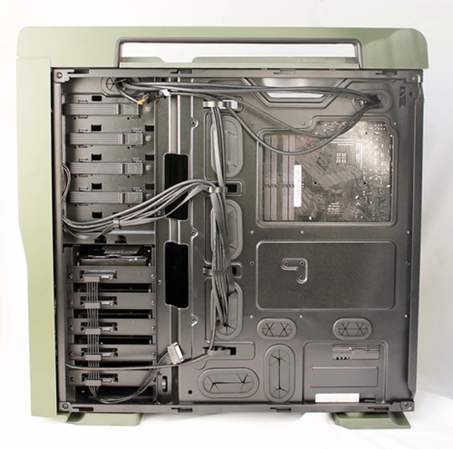 With the rear panel removed, the view appeared calm even with our components in place. This is mainly due to the panel's excellent power cable management system, with its rubber grommets and cable hooks.