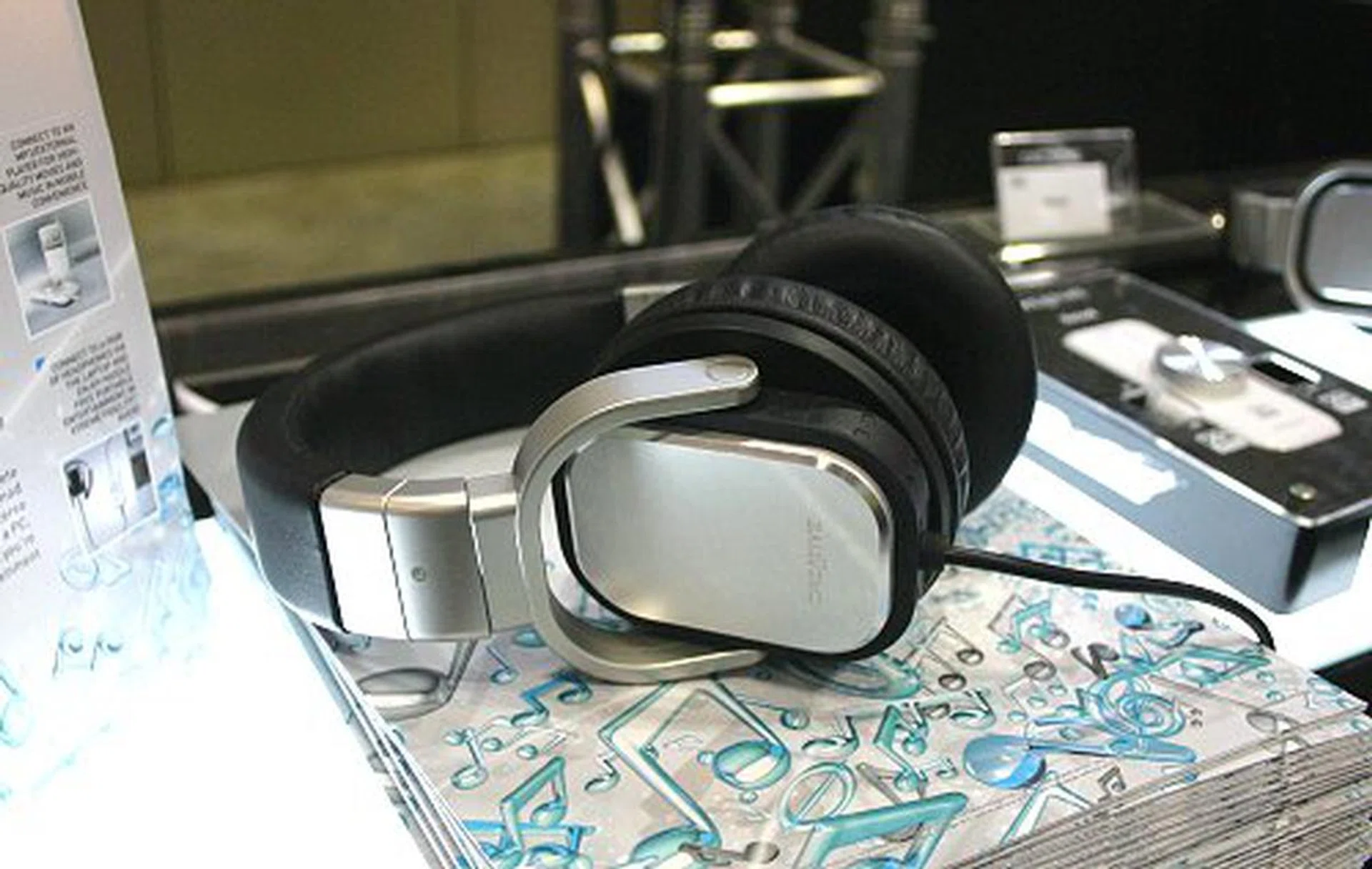 Bundles are the name of the game at Creative this Comex. The Aurvana DJ Headphones you see here are on sale for S$149 on its own. However, for a special deal of S$208, you can bag a Creative Xmod and ZEN USB power adapter along with your Aurvana headphones. This bundle is worth S$278 so don't lose out.  