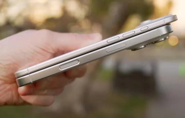 Pictured here are the Apple iPhone 17 Air and iPhone 16 Pro Max. Photo: AppleTrack