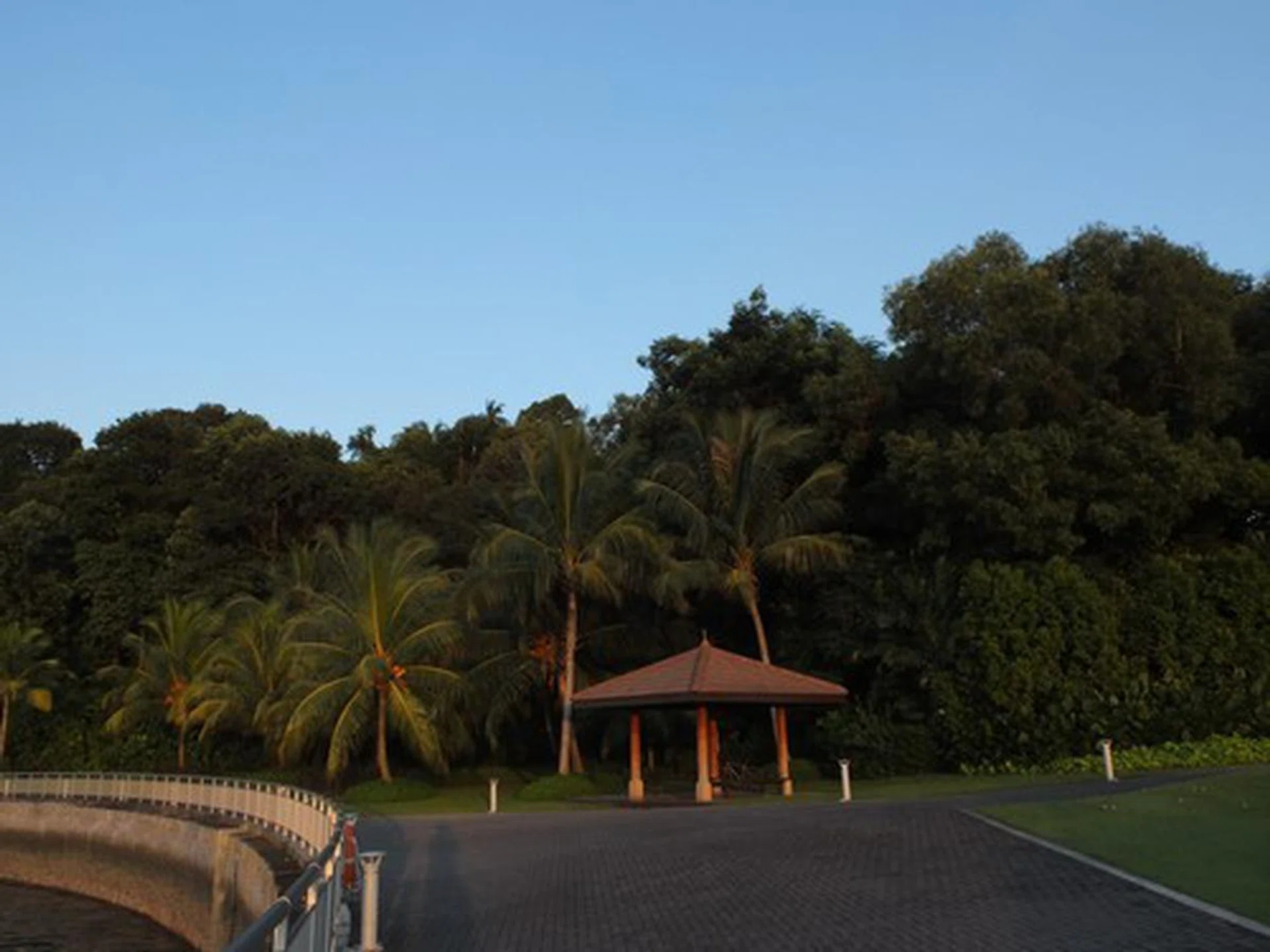 f/8 at 28mm (35mm equivalent), 1/200 sec, ISO400.