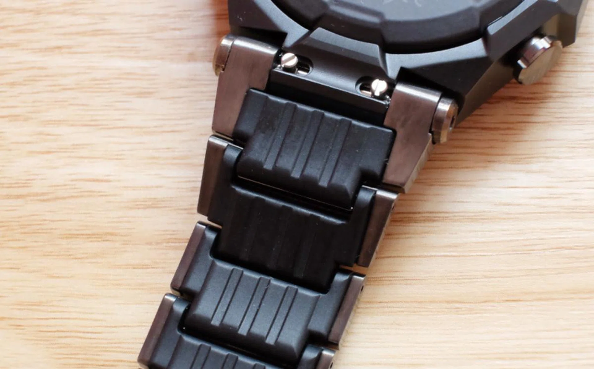 To reduce weight, the bracelet has resin components and hollowed out links.