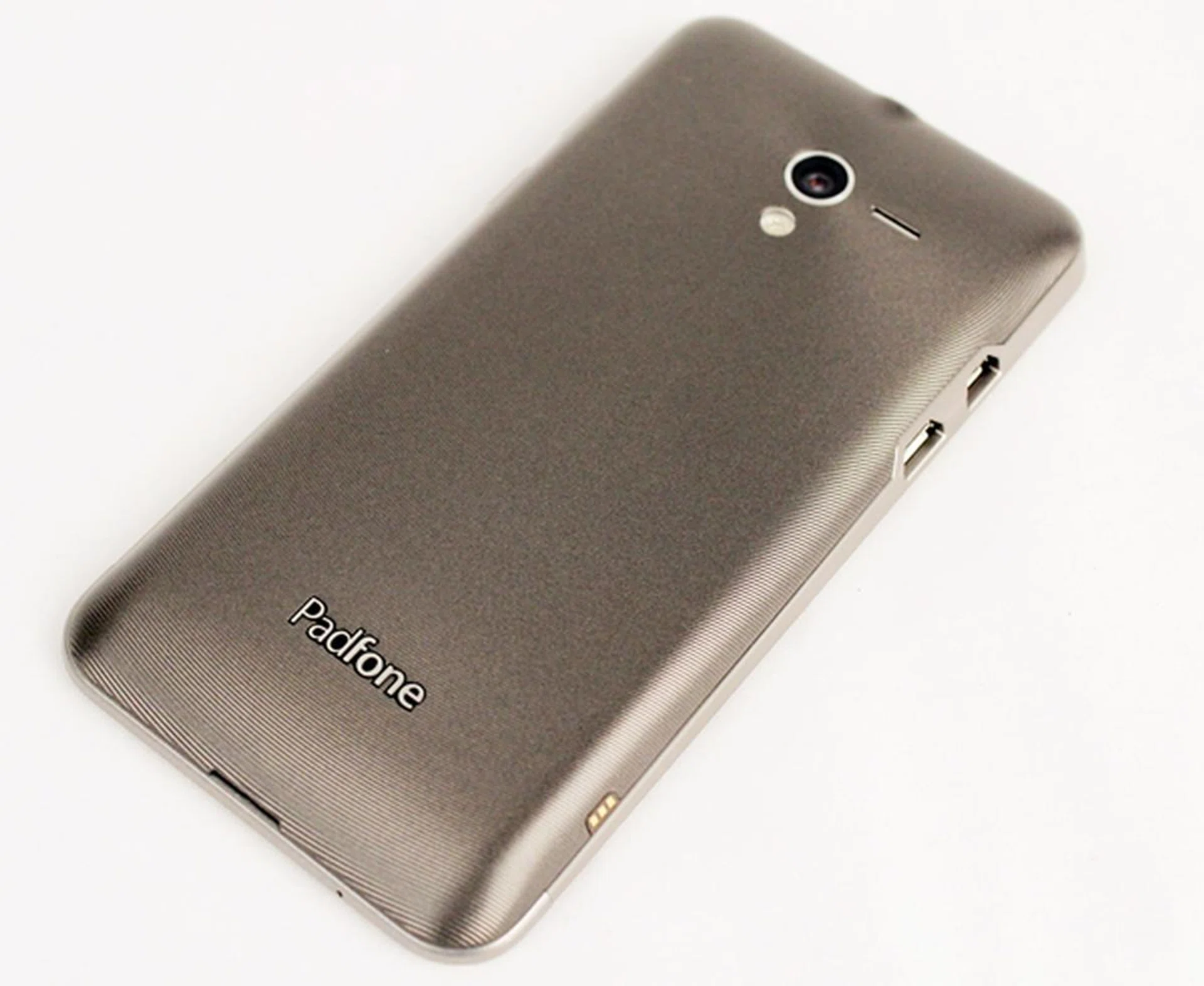 The PadFone has the signature concentric circles on its back, similar to the Zenbooks and Transformer slates. Its rougher texture helps give the PadFone a better handling and minimizes the chances of the phone slipping out of your hands.