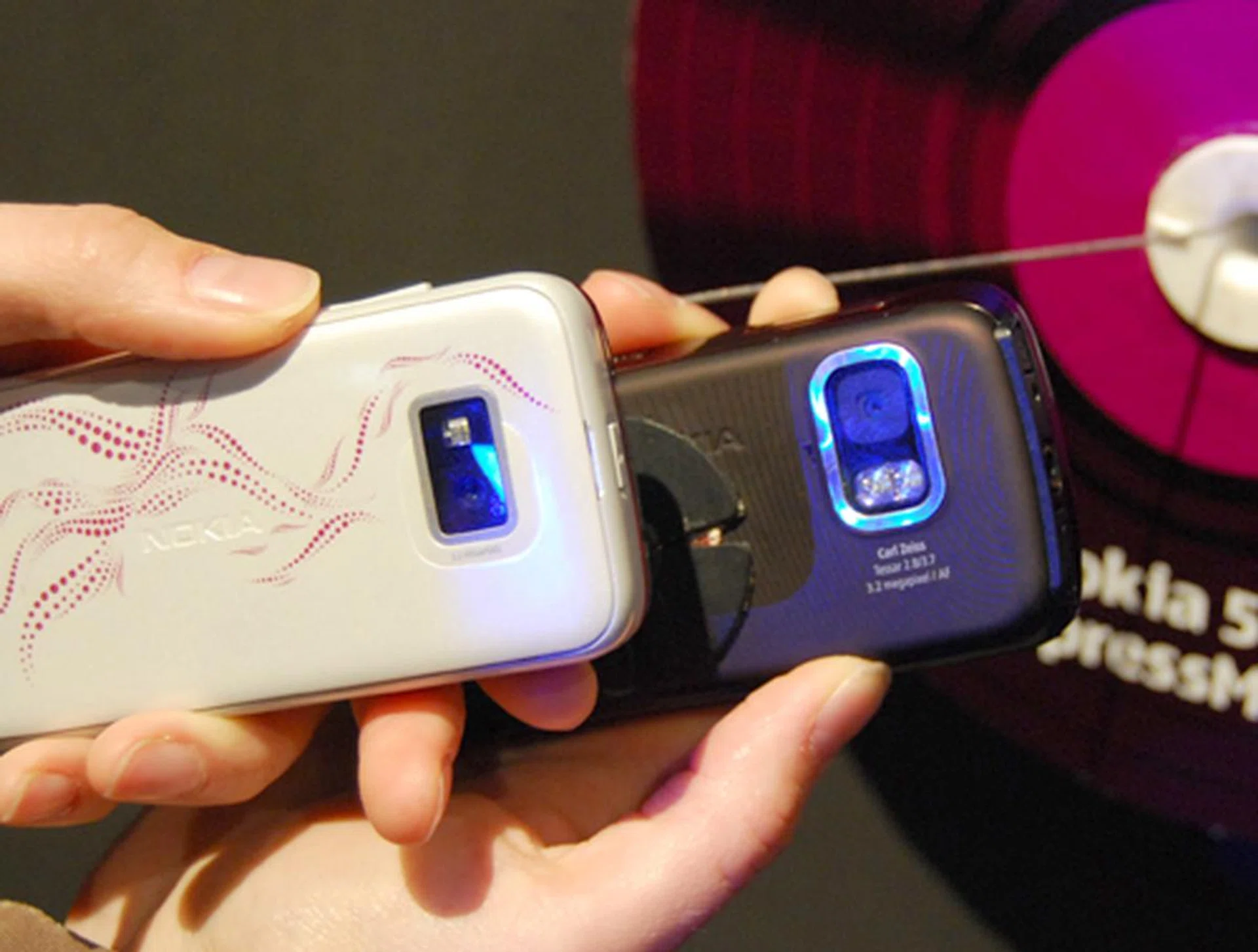  Both devices support the same imaging resolution at 3.2 megapixels, though the 5530 XpressMusic utilizes just one LED flash instead of the dual LED flash as seen on the 5800 XpressMusic.  