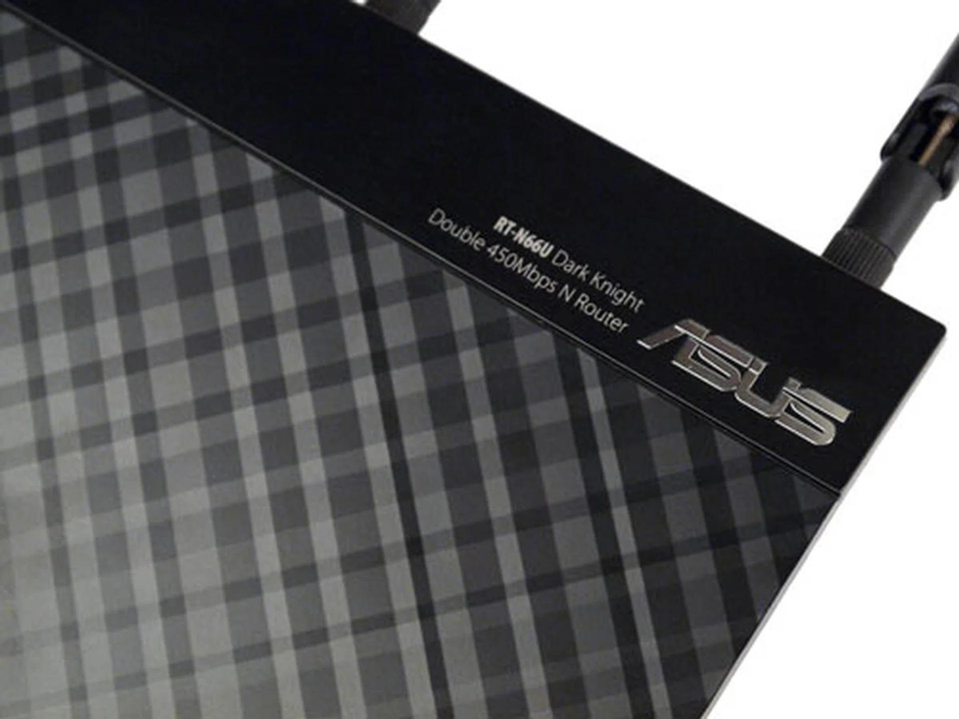 A name like 'Dark Knight' sounds like a blatant reference to Bruce Wayne's alter-ego, but this is not the first time ASUS has applied that name on their devices. Those familiar with ASUS' legacy graphics cards would know probably know better. Anyway, we really dig those grid-like patterns.