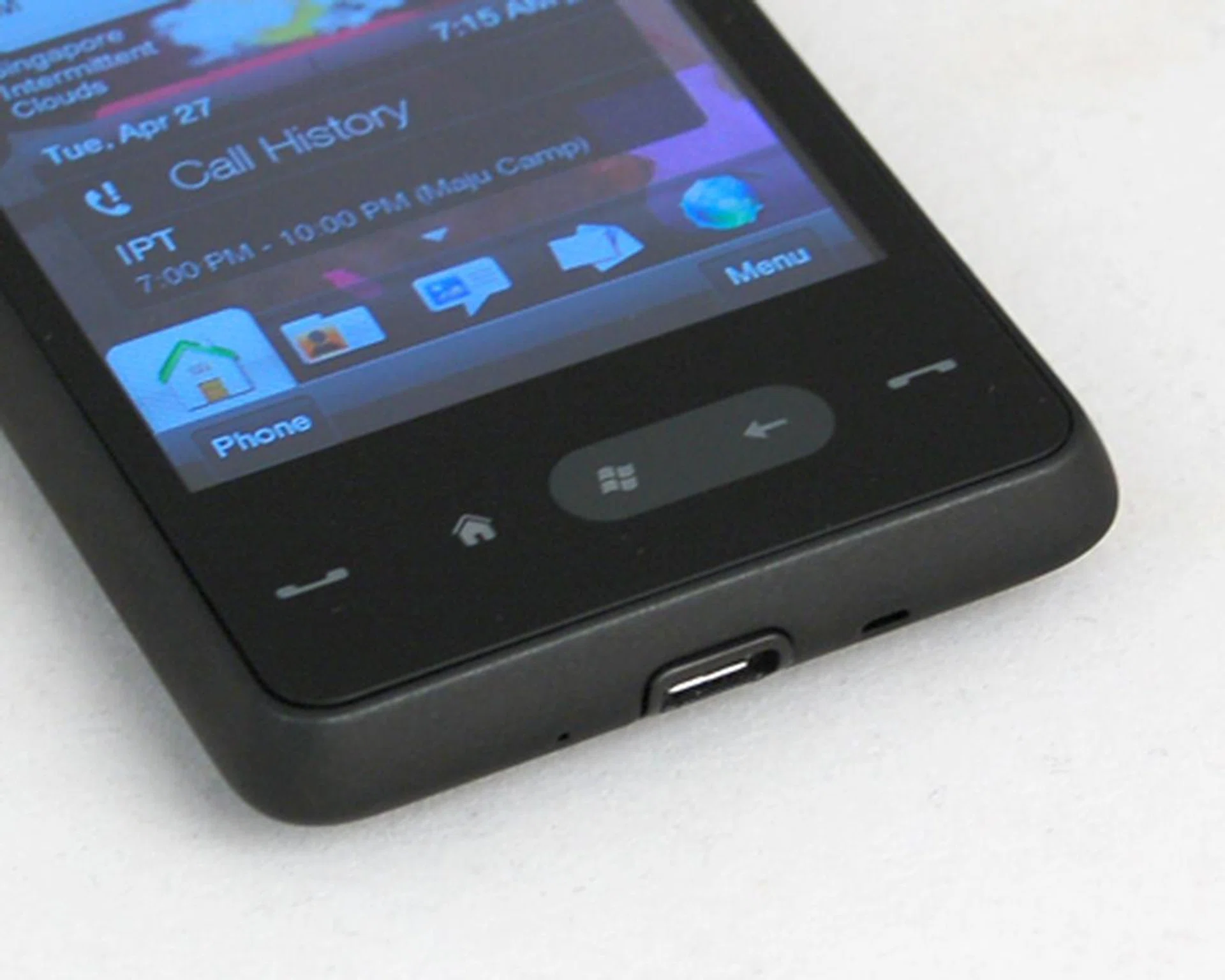 The touch-sensitive panels are grouped closer than the HD2, which uses physical buttons and has more room to spare with its width.