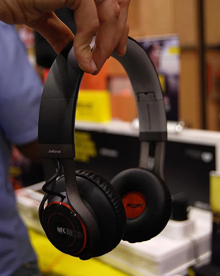 Both the Jabra Revo Wireless and Jabra Revo headphones are solidly constructed using an aluminum frame, steel hinges and a shatter-proof headband for extreme flexibility. As you might have noticed, there are on-ear headphones, but just as per their marketing, they are indeed designed to accommodate long hours of usage comfortably (the ear pads use memory foam) as we felt at ease when giving it a quick run-through at the show floor.