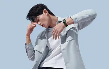 Male model demonstrates how a lack of sleep can lead to headaches and migraines, hence the need for the Huawei Band 7 to monitor his wellness on the go.