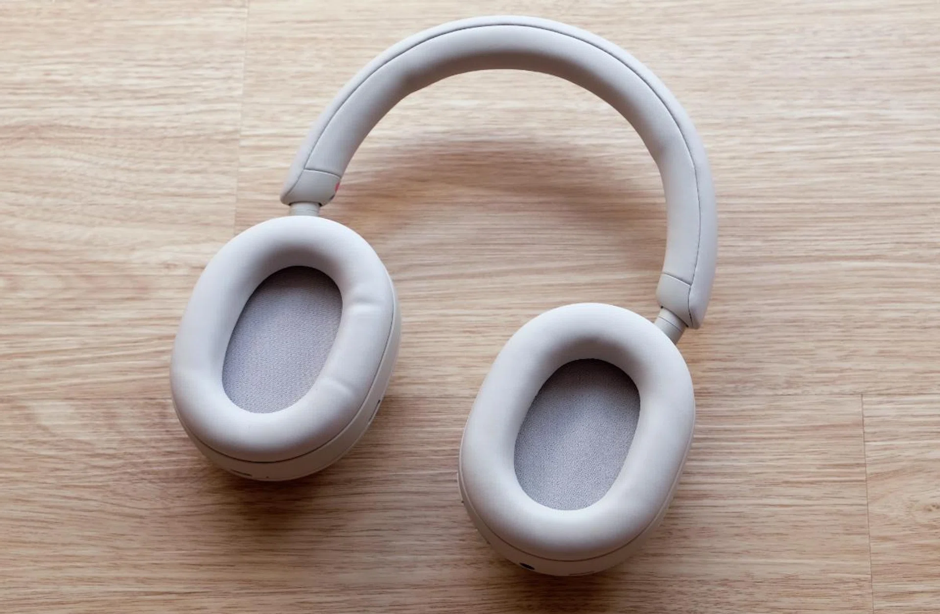 The headband and earpads are very plush.