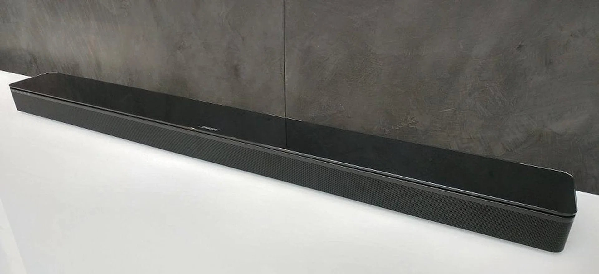 Note the tempered glass finish on its top that conveys an elegant premium look.