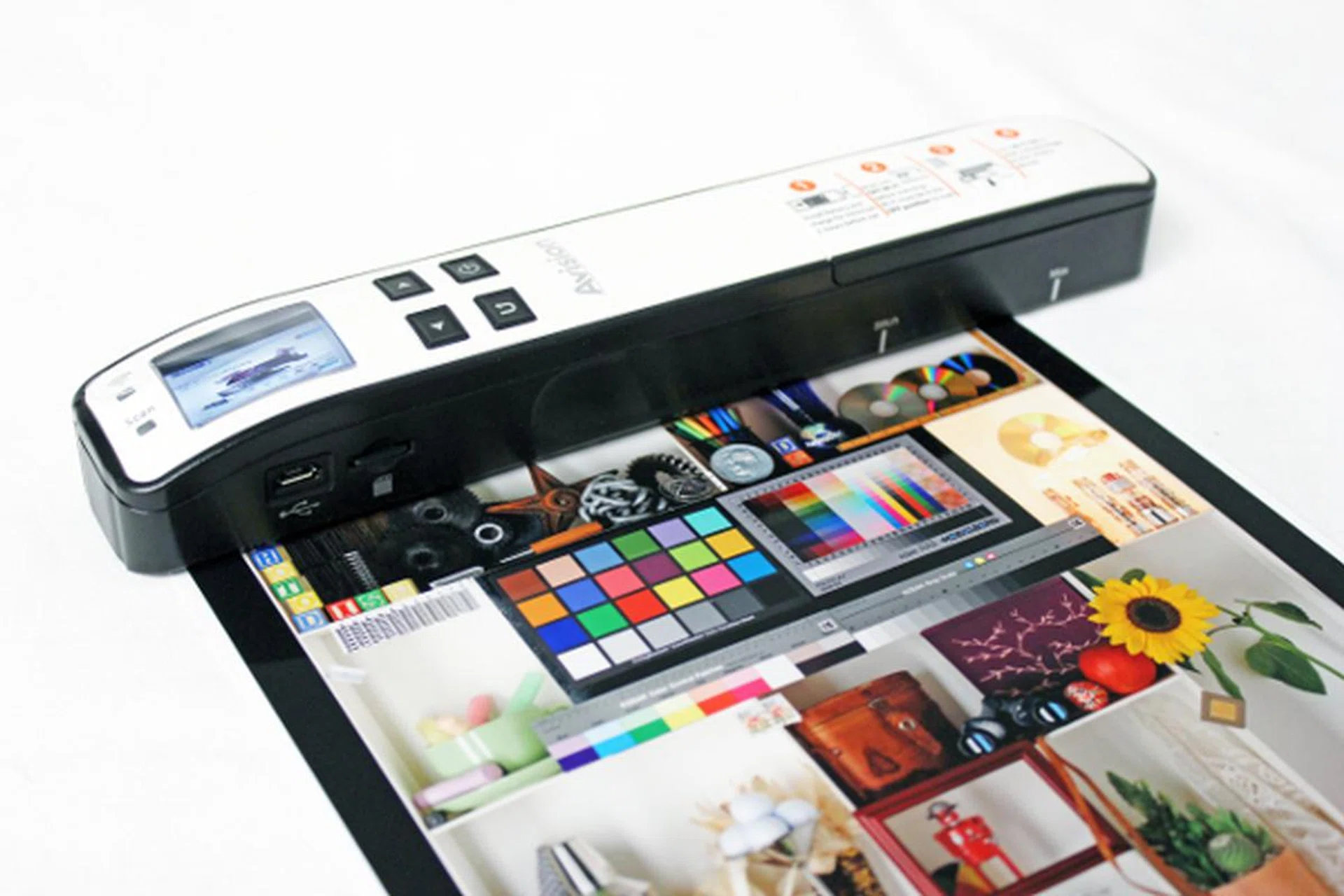 Inserting the page into the feed slot will automatically start the scanning process.