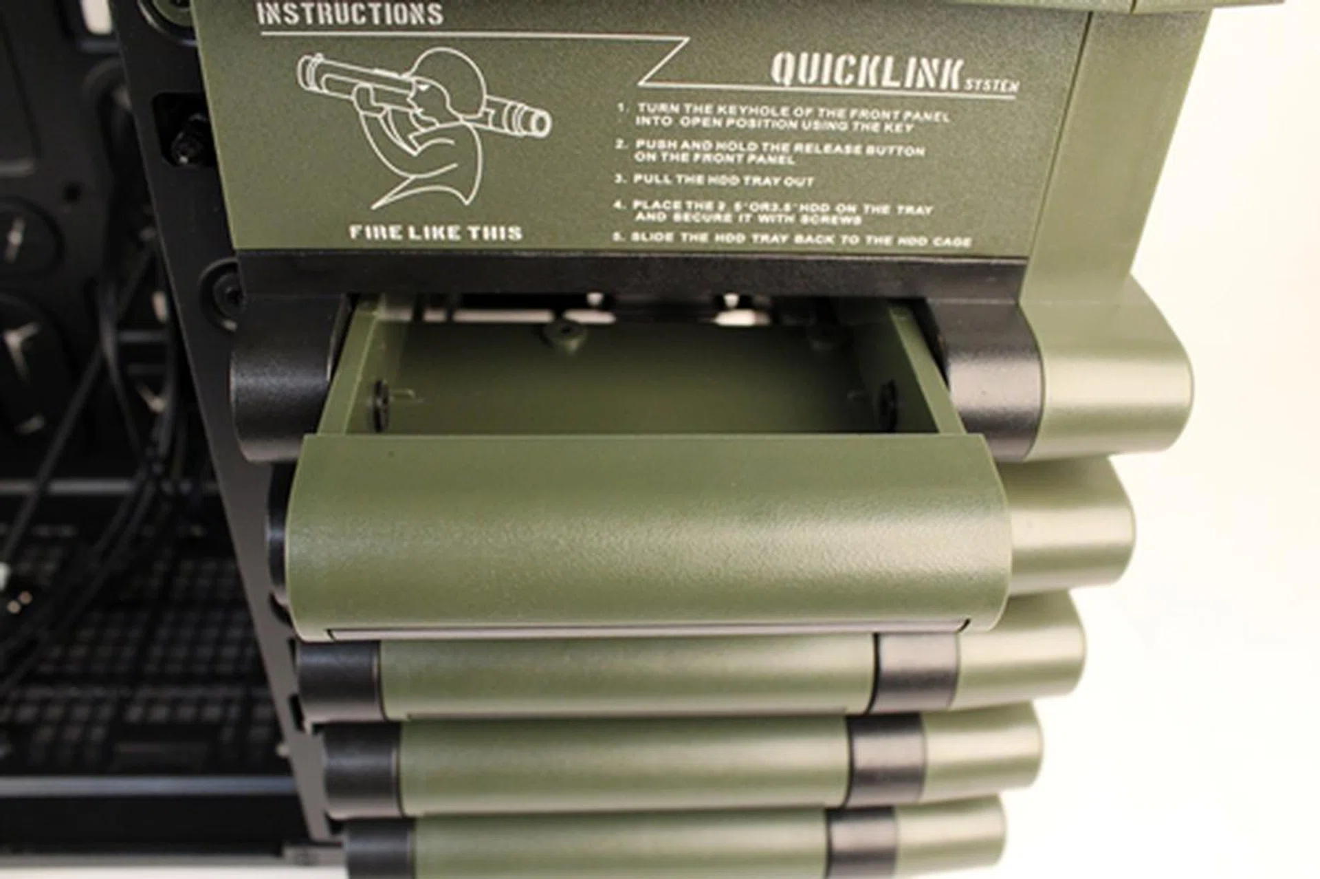 Each 3.5-inch drive tray has a retractable dust cover that snaps over the grip of the tray. 