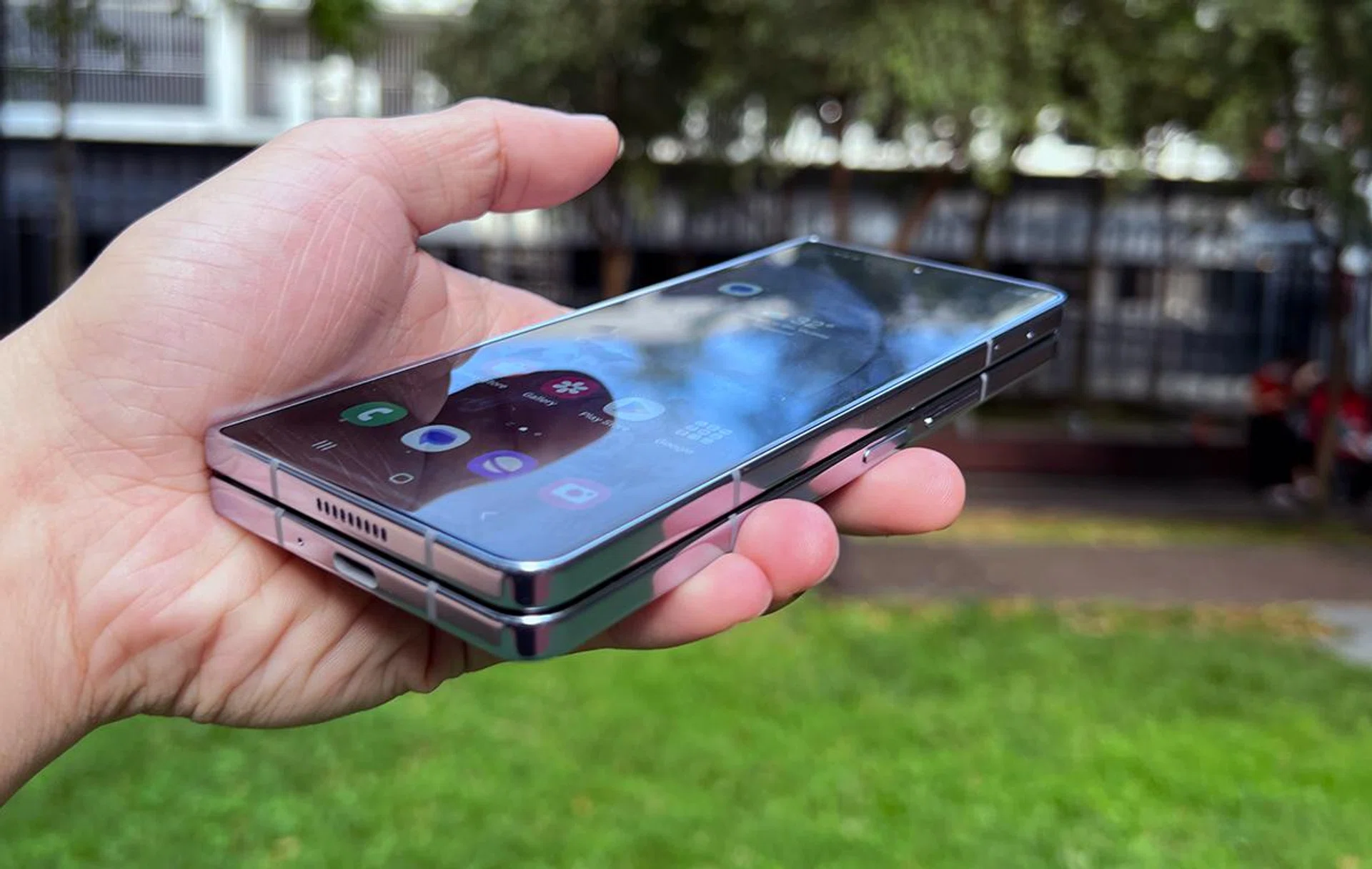 One-handed operation on Cover Screen is not a stretch anymore.