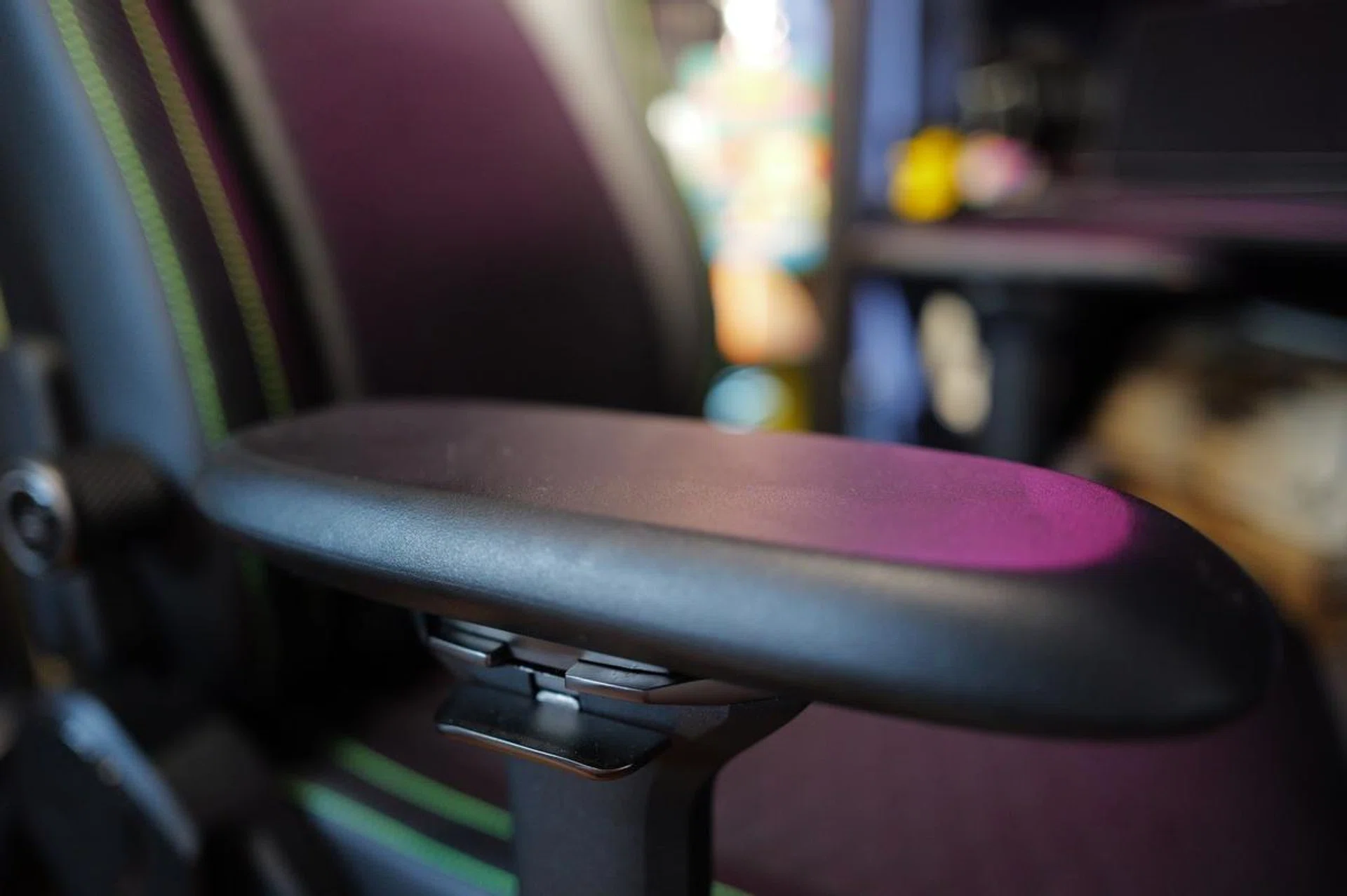 The Iskur V2 retains the same 4D armrests.