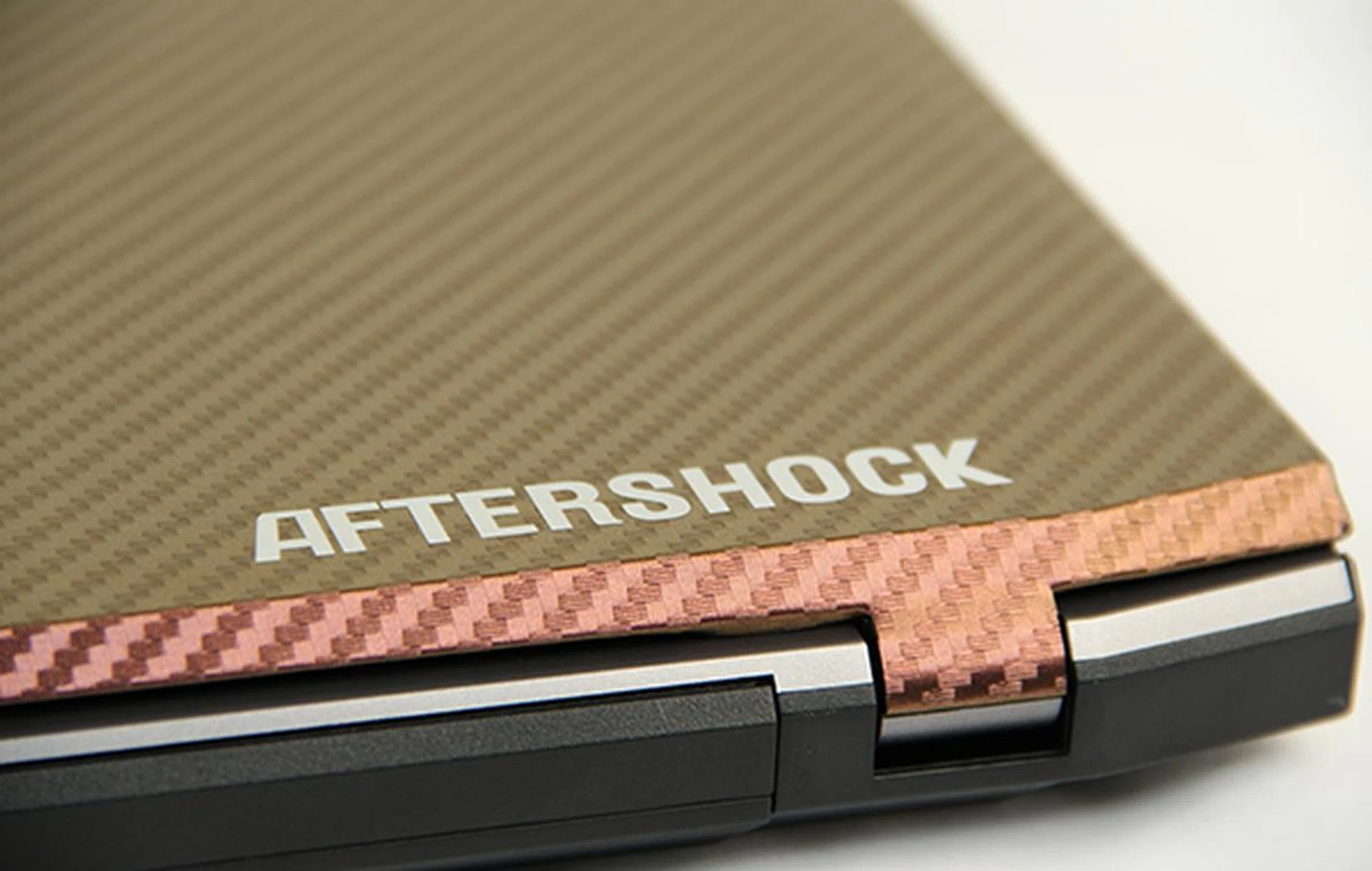 The carbon fiber wrapping on our XG13 has a unique color that changes from purple to brown depending on the light.
