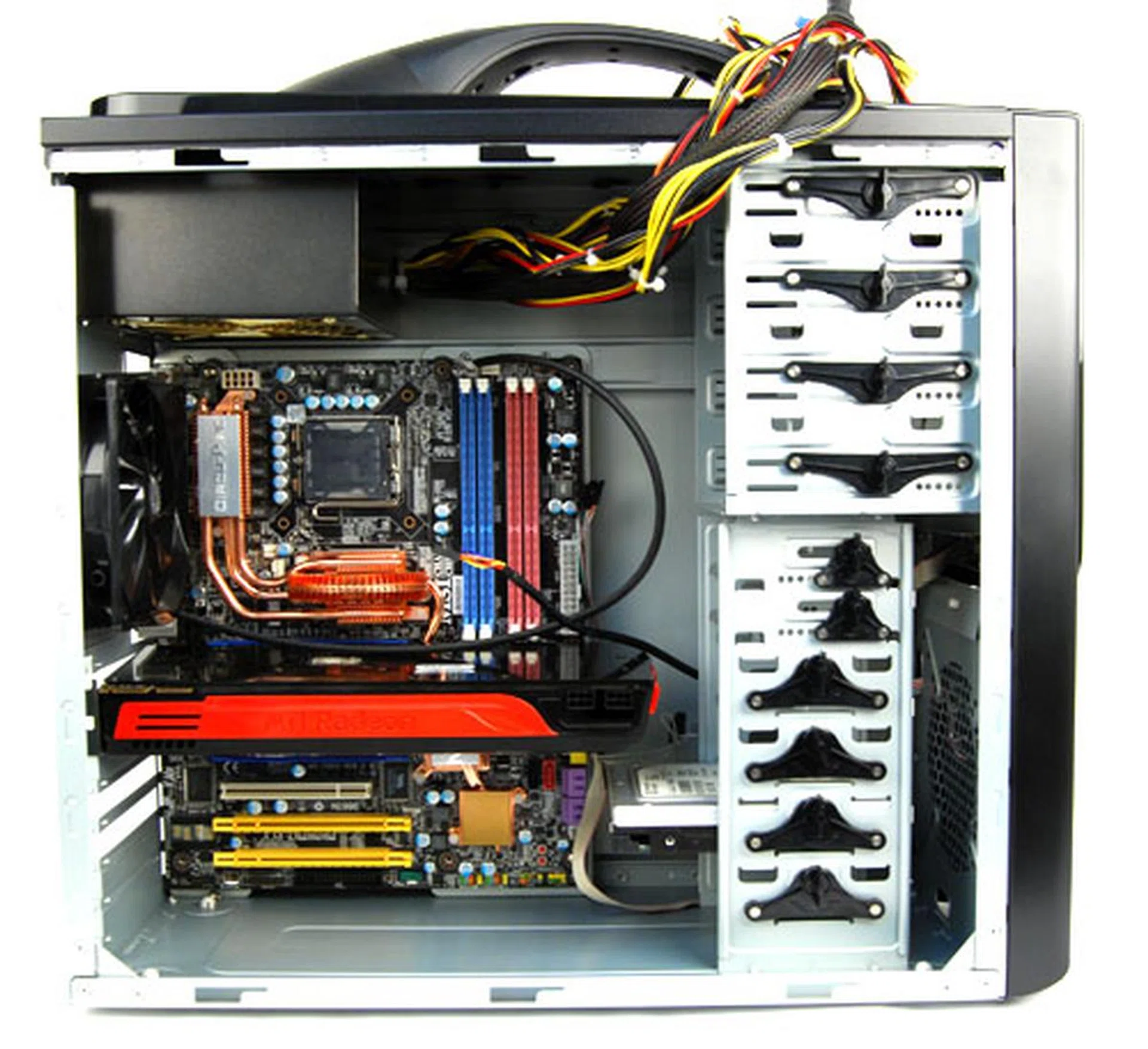 Because of the alignment of the HDD cage, fitting a large graphics card like the Radeon HD 5870 would mean sacrificing one or two HDD bays.