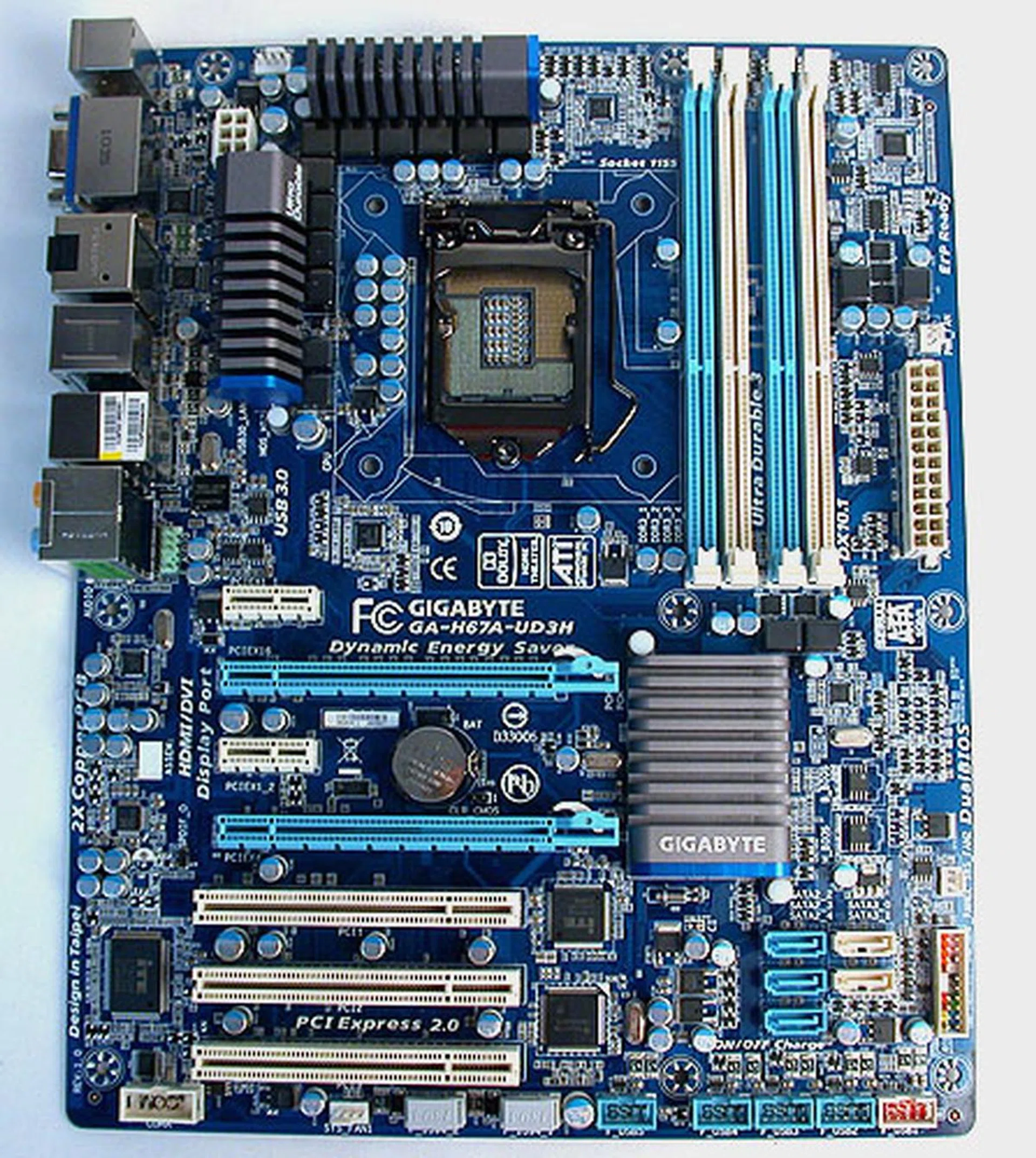 The new matte black PCB that's present in Gigabyte's P67 boards do not appear to have made the transition to this H67 board. It's still the familiar Gigabyte blue. 
