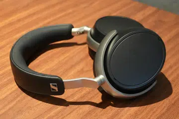 The Sennheiser HDB 630 laying flat on a wooden desk