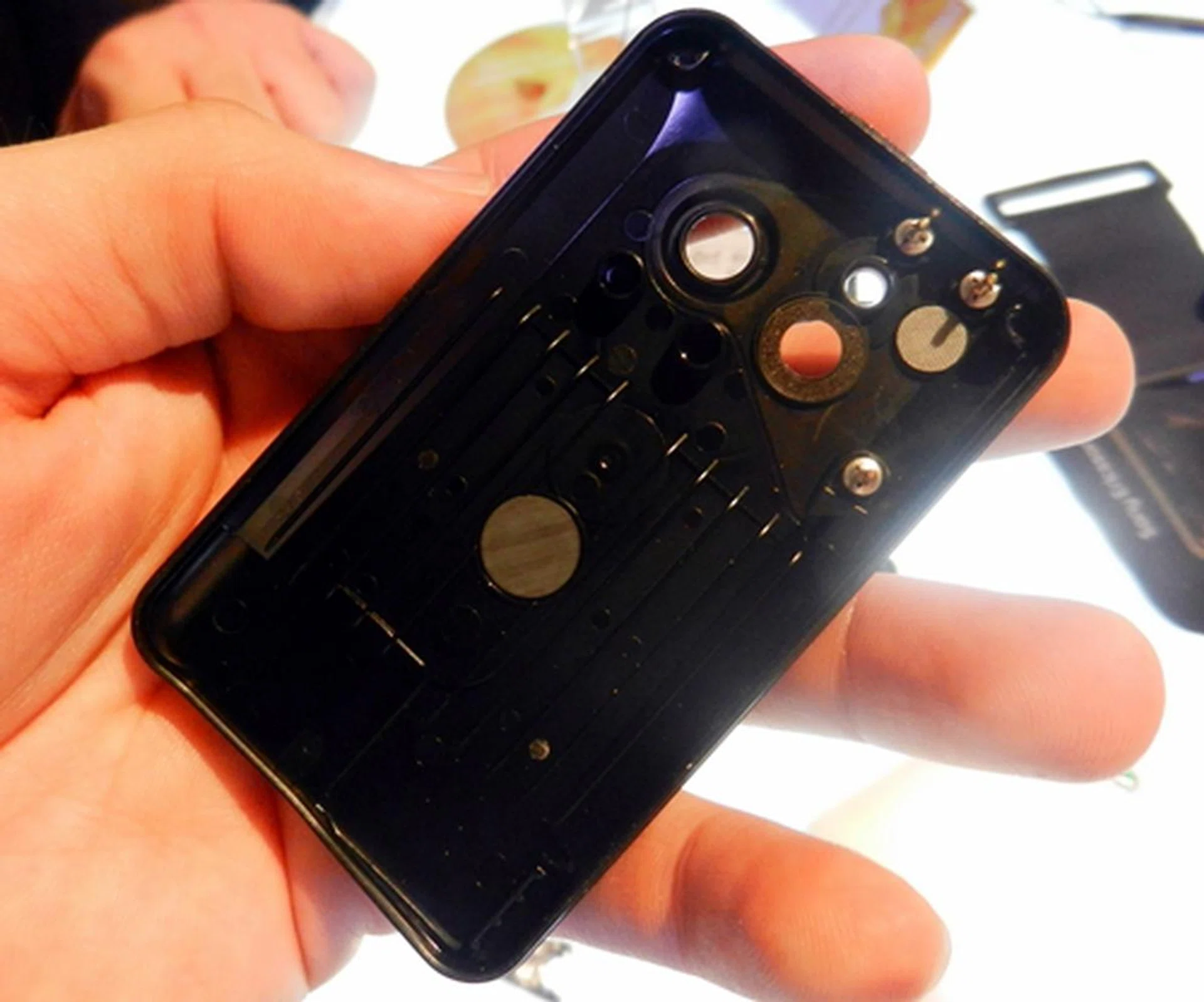 We had difficulties removing the second back cover as it tightly seals the internals of the Xperia active.