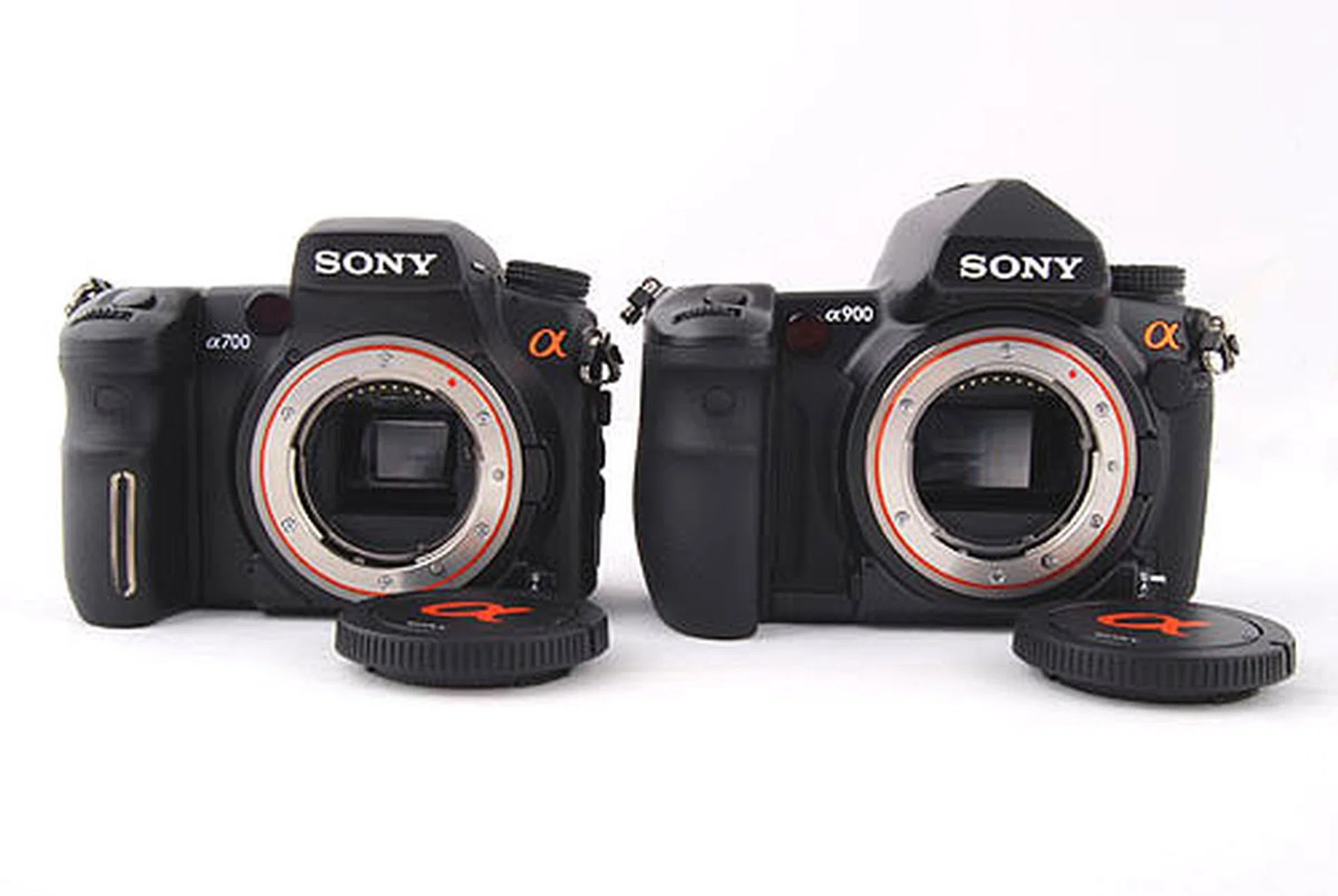 The first thing you'll realize about the camera is the size. The pentaprism housing has changed to accommodate for the enlarged pentaprism. The A900 is also the first DSLR in Sony's lineup that does not come equipped with a built-in flash.