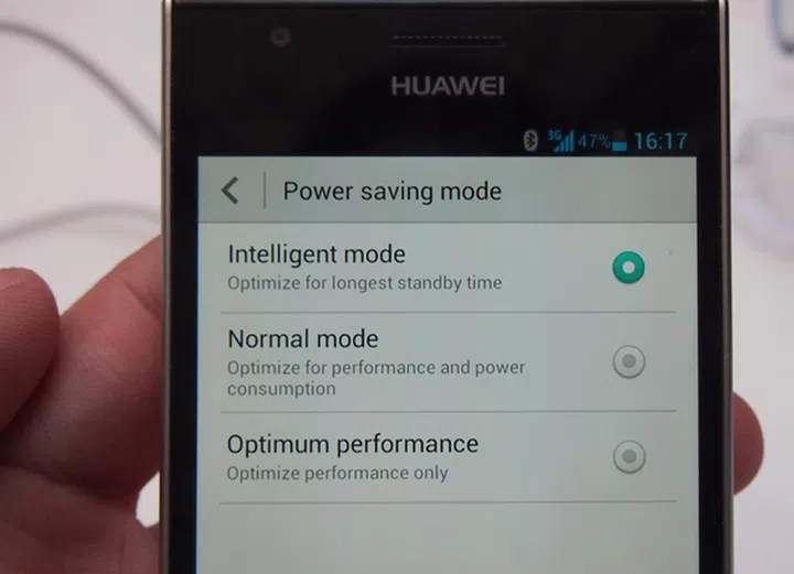 A similar concept found in many recent Android smartphones, you can enable power-saving features on the Huawei Ascend P2 to extend its battery life.