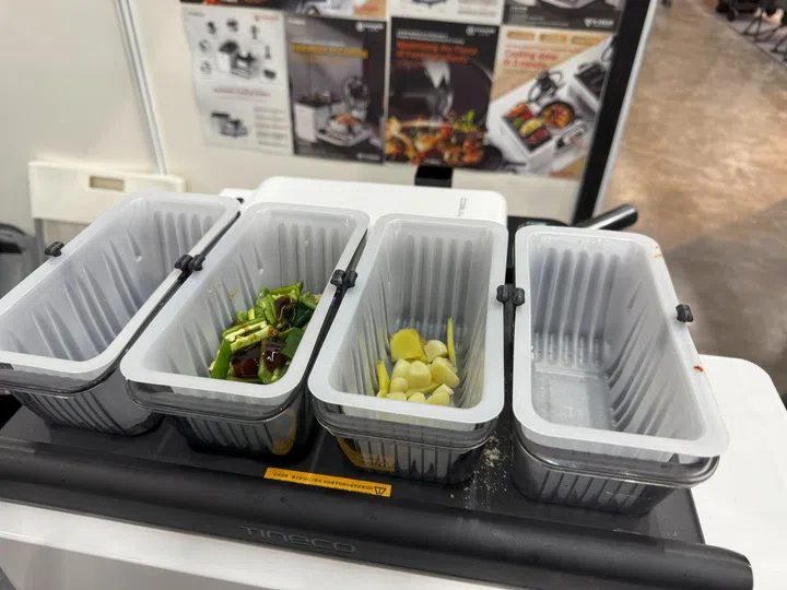 Automatic, timed dispensing of ingredients and up to 8 different sauces based on programmed recipes. Image: HWZ