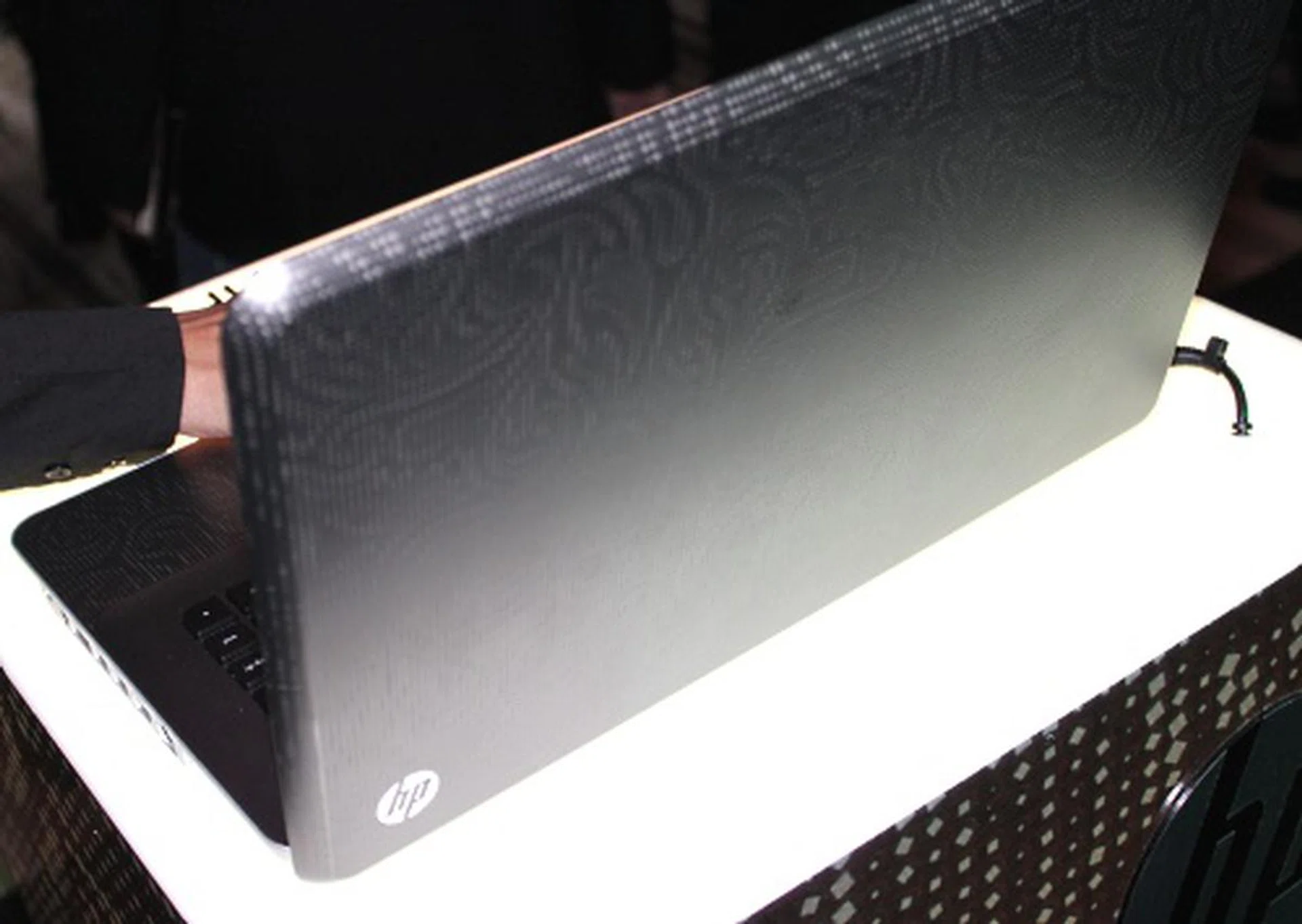 The metal etchings on the lid of the ENVY 15.