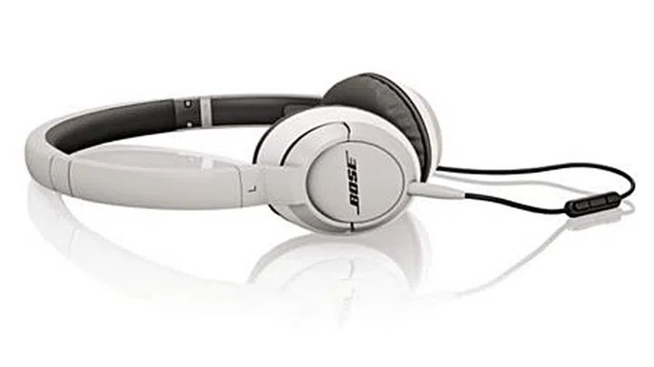 The Bose OE2i shown above will also be available in black. The Bose OE2 boasts the same specification and design, but does not have the inline microphone. (Source: gizmodo.com)