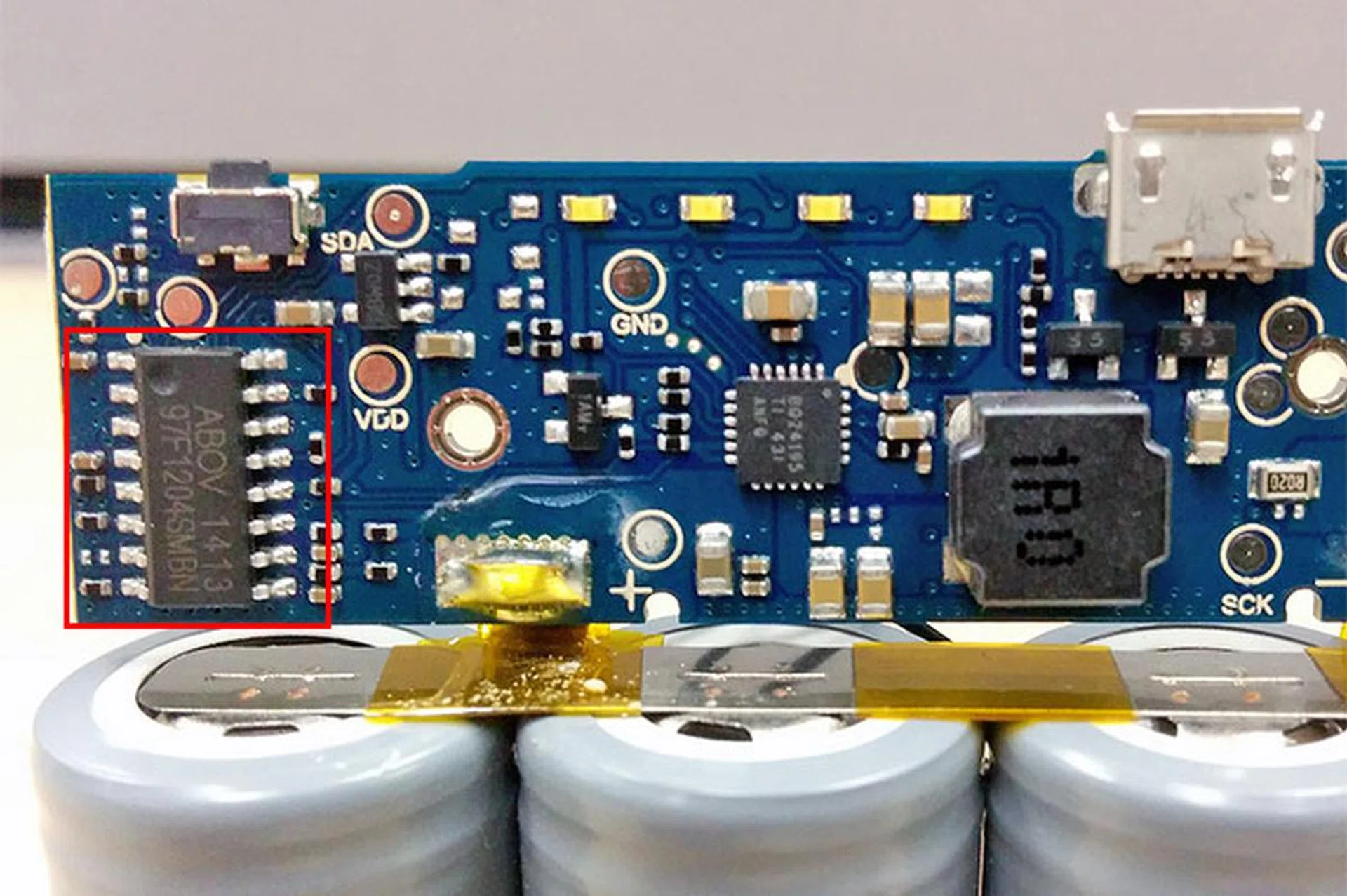 Towards the left is an 8-bit microcontroller (ABOV MC97F1204SMBN) made by Korea-headquartered semiconductor company, ABOV Semiconductor.