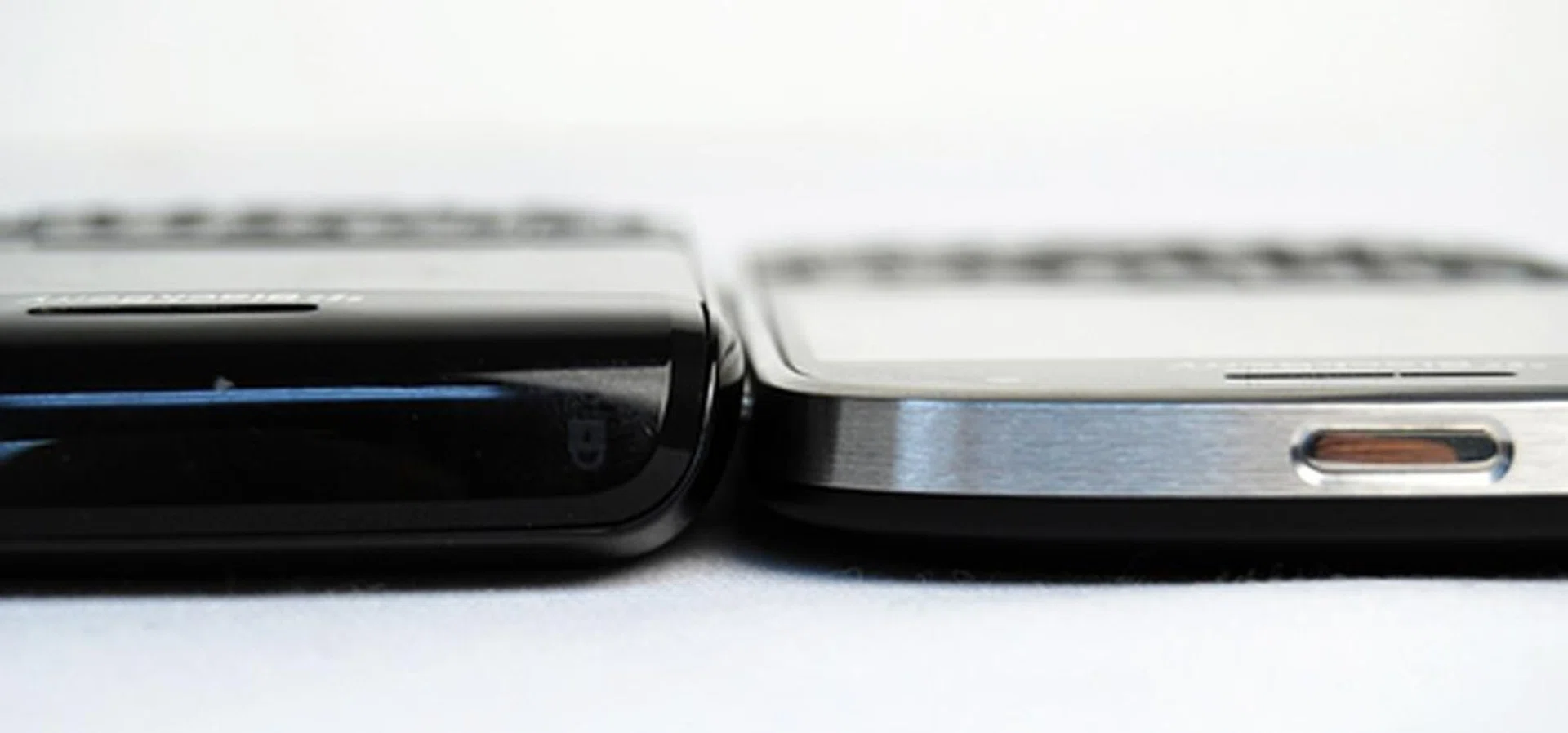Seen here is the BlackBerry Bold 9780 (left) and BlackBerry Bold 9900 (right). RIM puts the Bold 9900 through a strict diet to keep it slim at 10.5mm, which is more than 3mm slimmer than the Bold 9780's 14mm thickness.