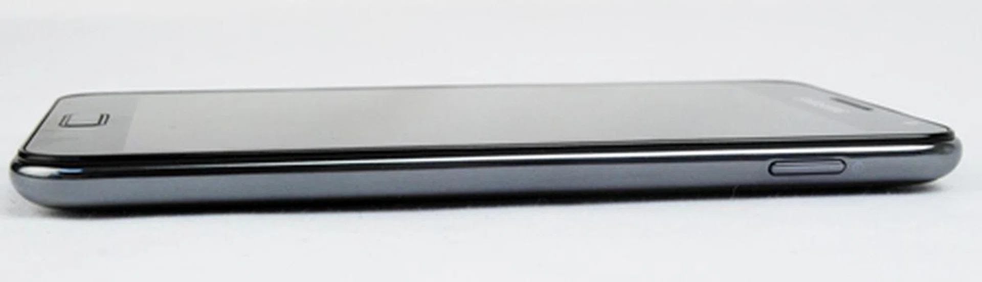 Similar to the Samsung Galaxy S II, the Power button is located on the right side of the Galaxy Note. The Power button has a good feel although it would have been better if Samsung made the button longer.