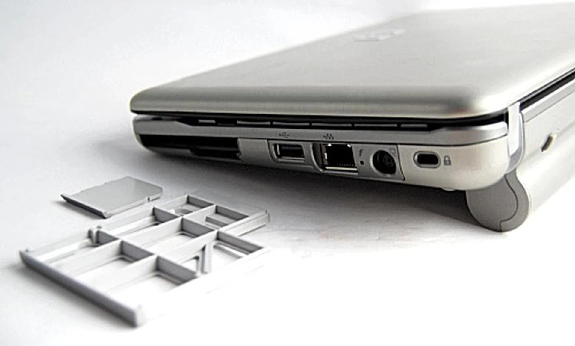 The right profile shows a Kensington Lock, a LAN port, another USB port, an ExpressCard/54 slot and a SD card reader.