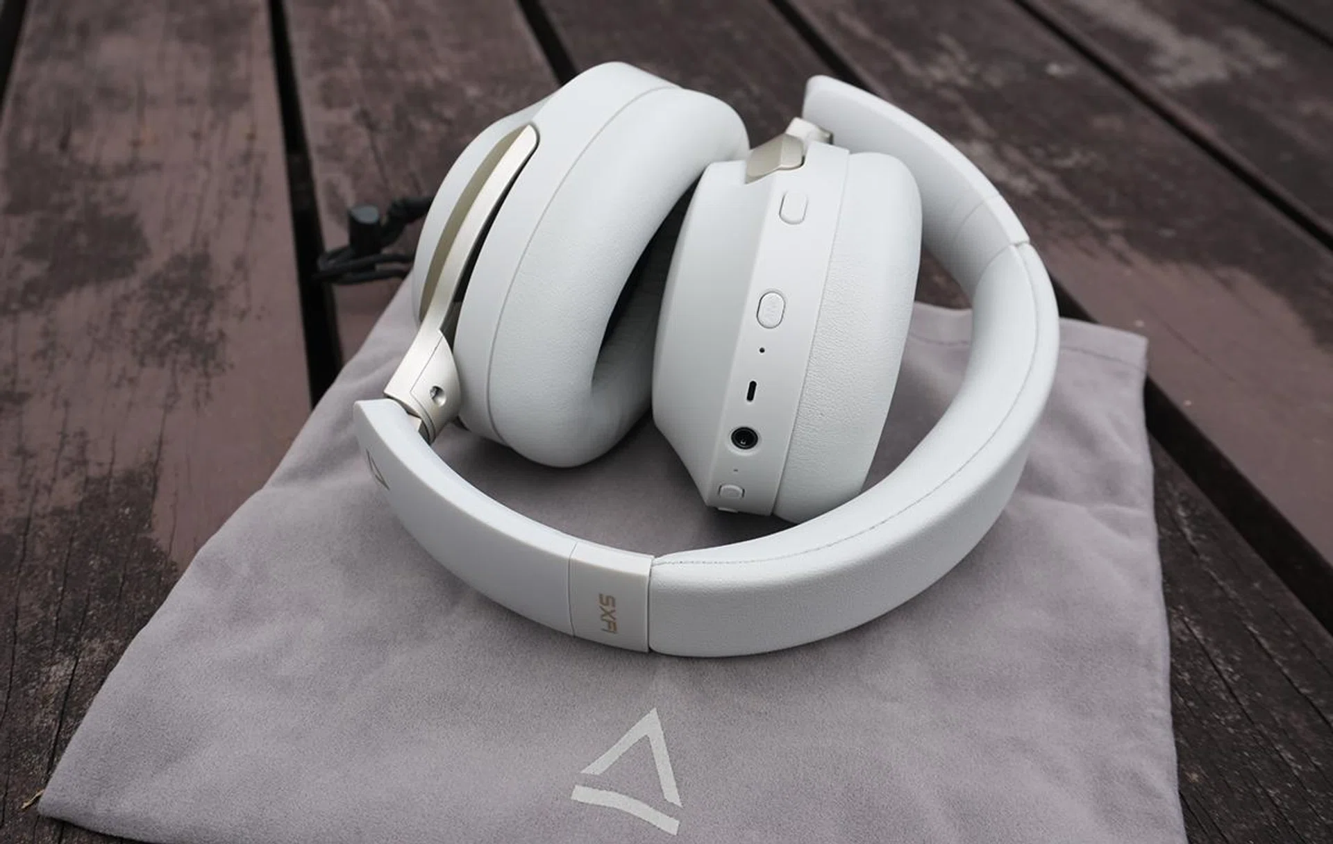 The ANC button along with every other button can be found on the right earcup. Photo: HWZ
