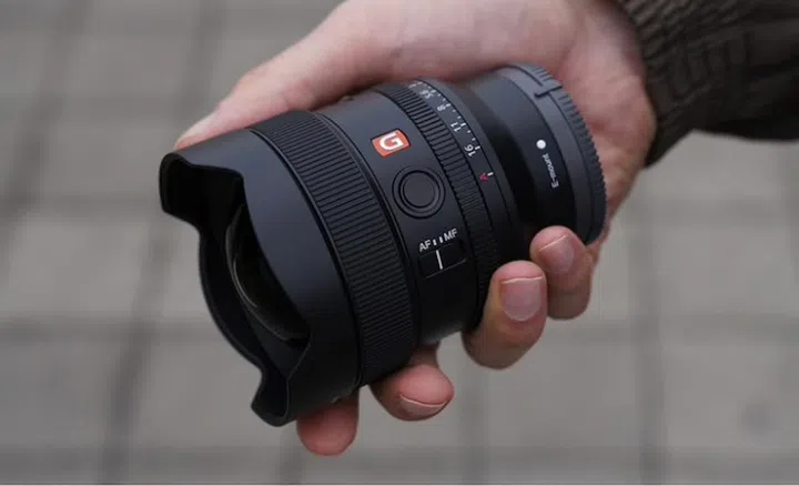 The Sony FE 14mm F1.8 GM ultra-wide lens weighs only 460g. <br>Image source: Sony
