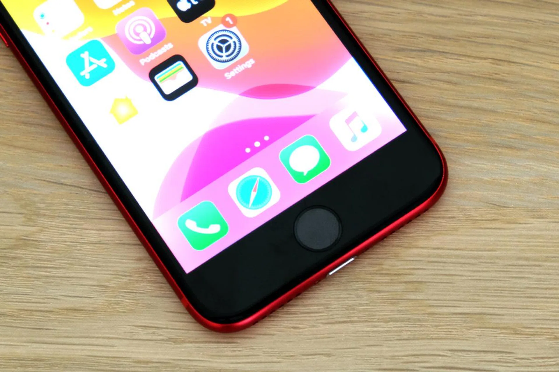 The Home button with Touch ID makes a return.