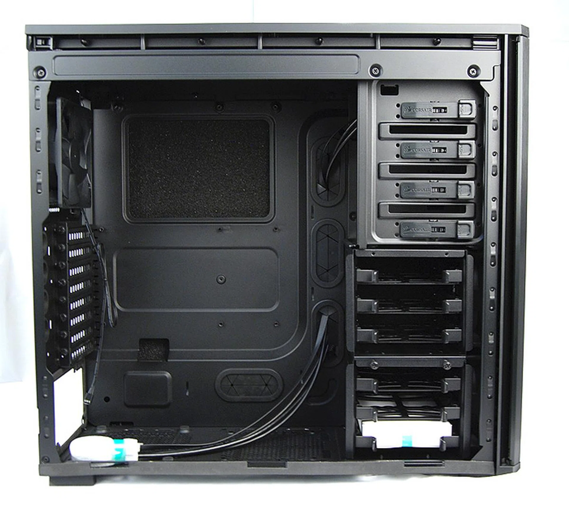 The internals of the Corsair 550D is spacious and has a neat and logical layout.