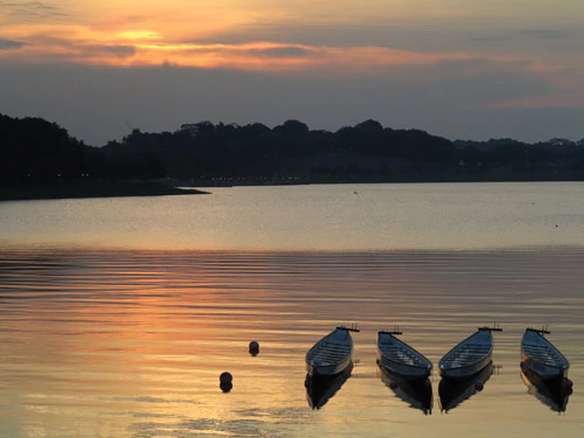 f/8 at 112mm (35mm equivalent), 1/60 sec, ISO800.