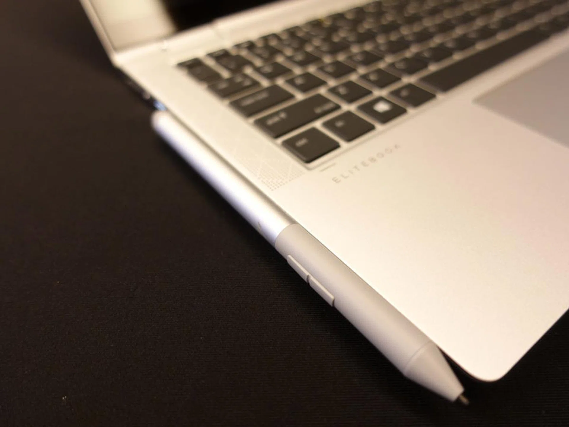 The excellent Wacom-made Stylus Pen does not require batteries to work, and snaps on to the left side of the EliteBook x360 magnetically. More care has to be taken when walking around with the notebook, as the Stylus Pen can be knocked off easily.