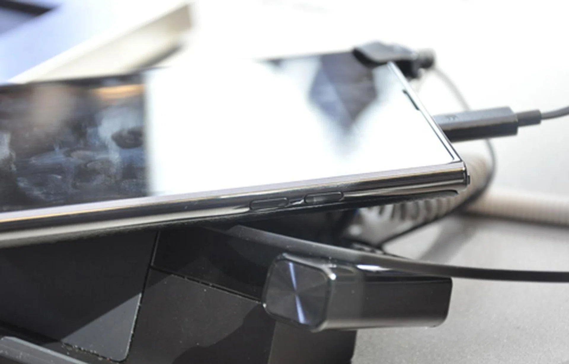 LG has made mention of using an "exclusive floating mass technology" to ensure that the Optimus Vu is a slim and portable device despite its 5-inch screen. This is quite apparent in its 8.5mm thick profile. The device is also said to be the slimmest among all LTE phones currently on the market and we can't agree more.