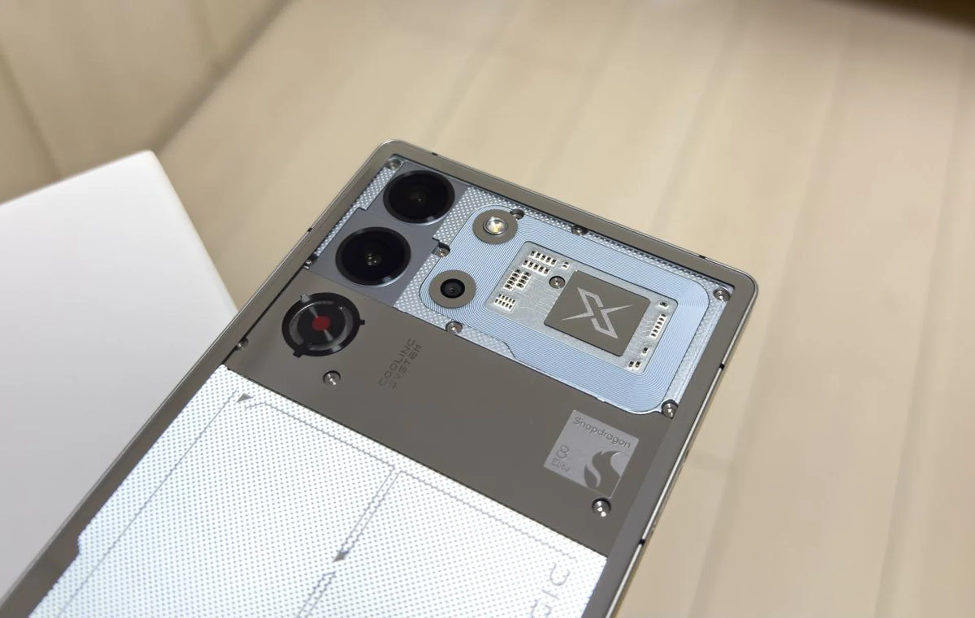 Cameras are flush with the glass back. Photo: HWZ.