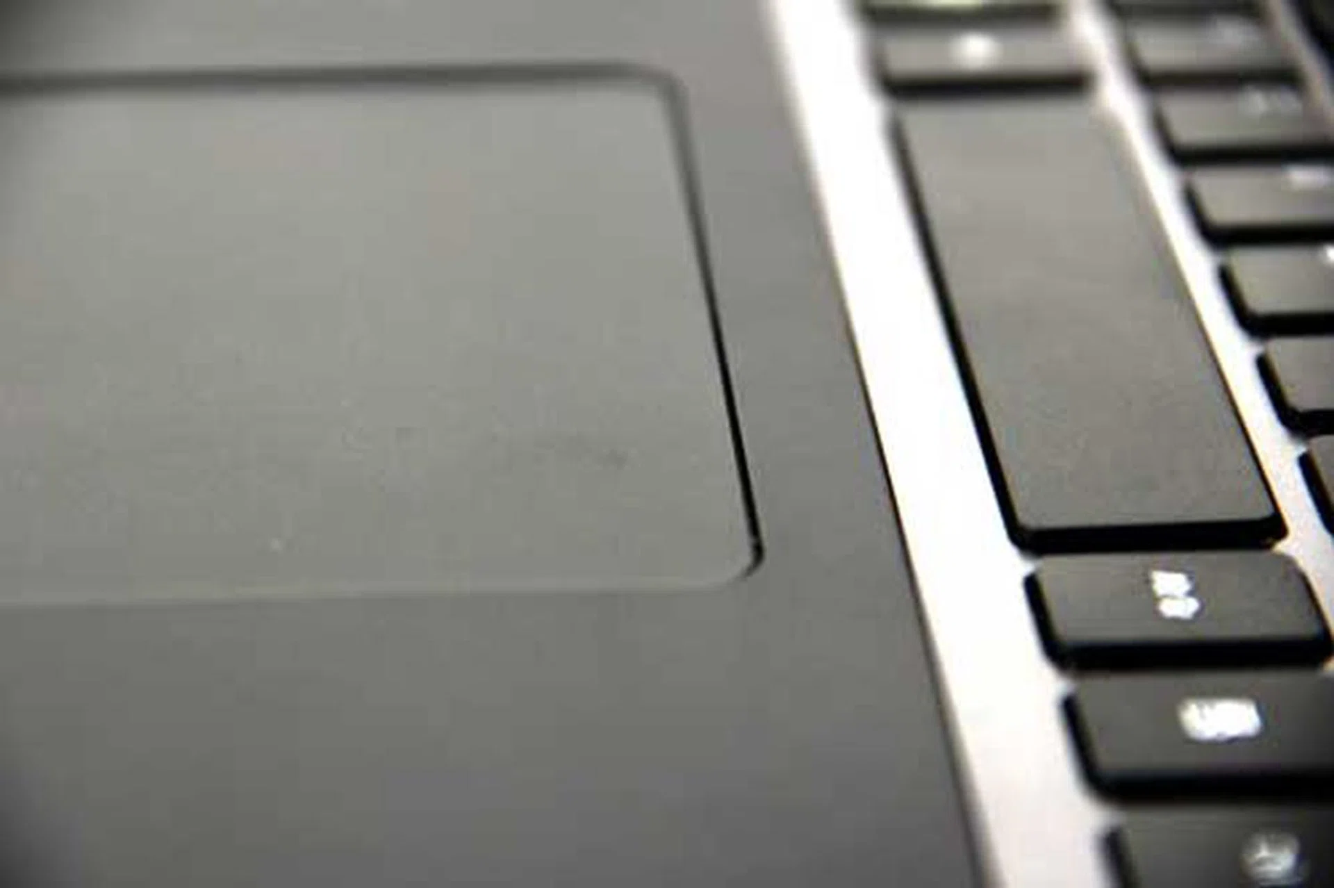 As you can see, Acer decided to make the trackpad as big as it can, leaving no wasted space between the trackpad and keyboard. Some may initially put the M3 down for its choice of materials, but we found that they don't cause any usability problems. 