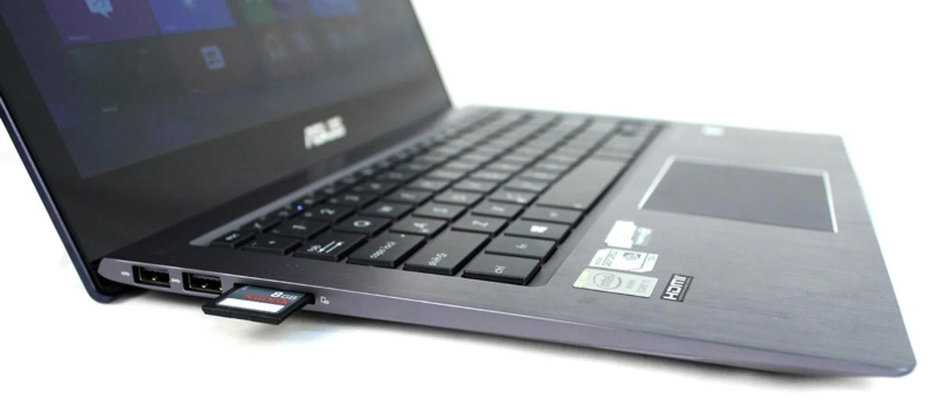 The left side houses two USB 3.0 ports and the SD card reader. Note how far our SD card is sticking out. Don't leave it in there while transporting the UX302 or it might snap in half!