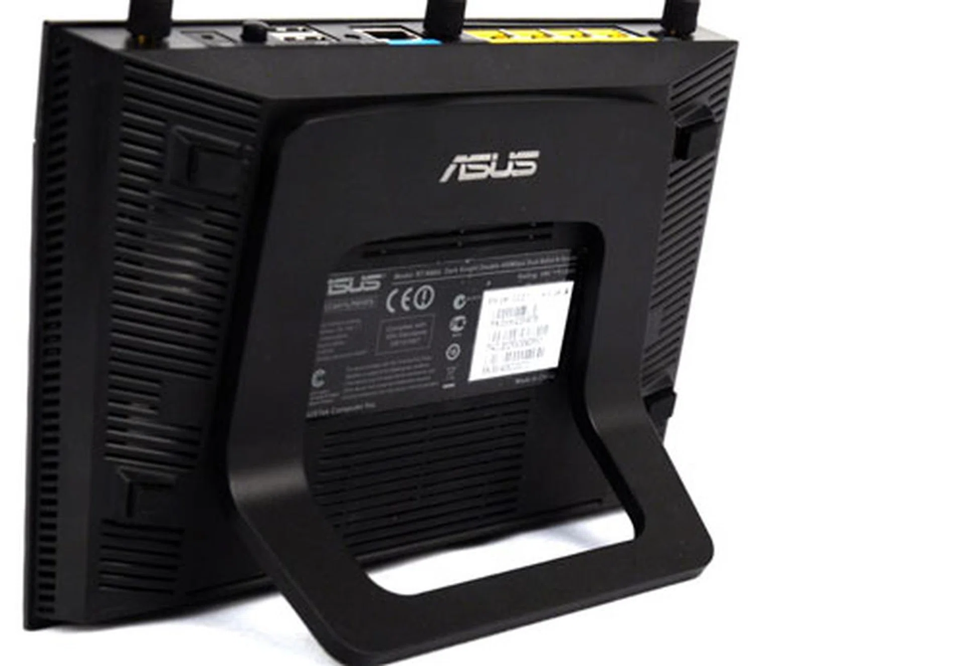 The router comes with a detachable back rest which enables you to prop the router up in a vertical position. This particular configuration also makes it more convenient to access the ports and buttons located at the unit's rear panel. 
