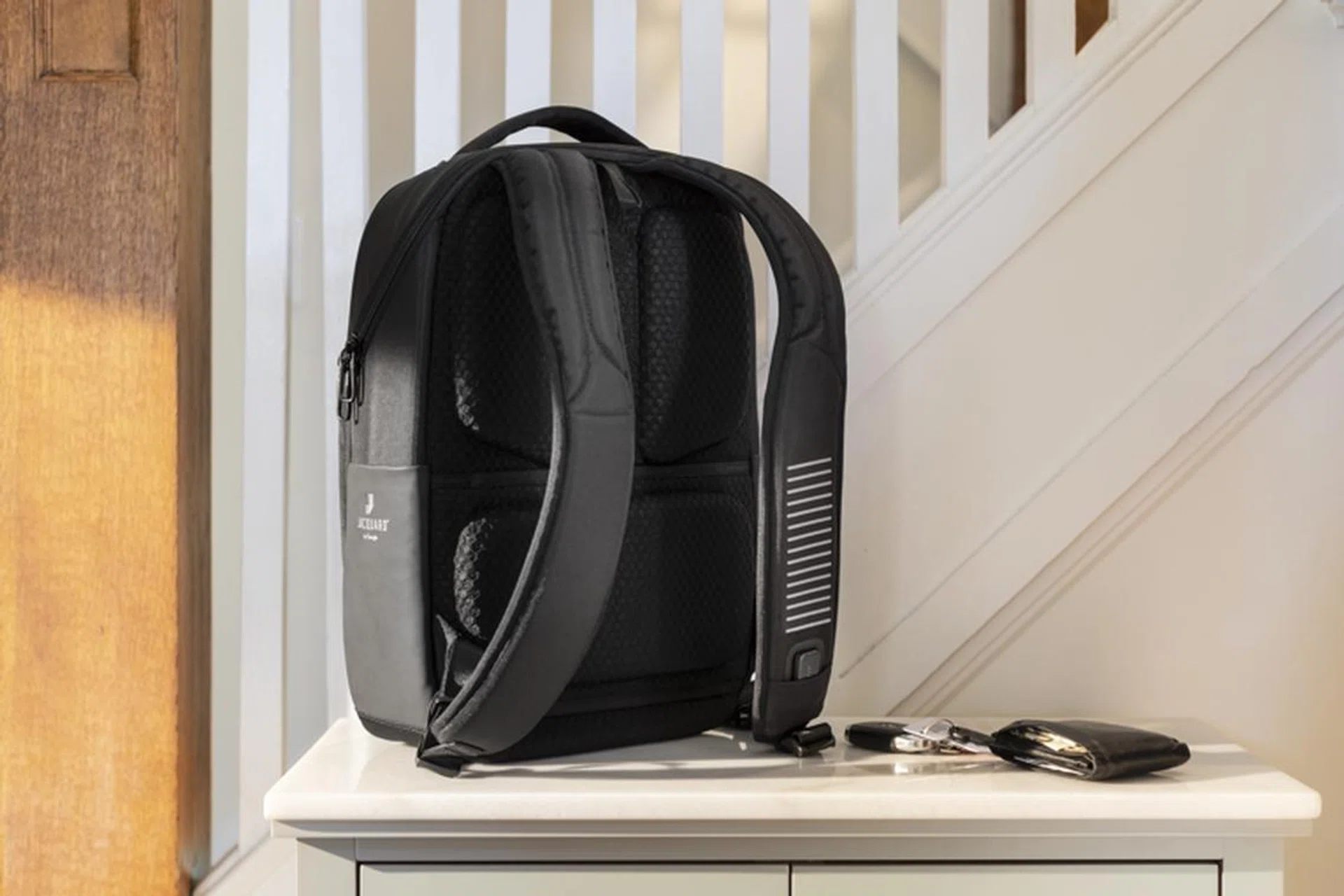 You can see the controls on the left strap. Image courtesy of Samsonite. 